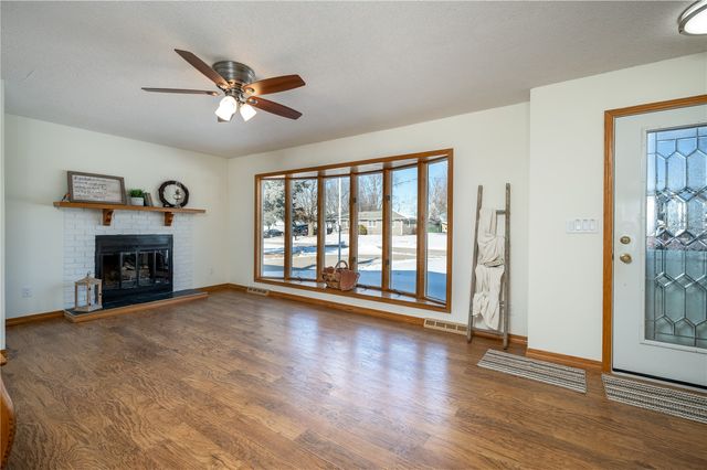 1402 E 3rd Street, Vinton, IA 52349