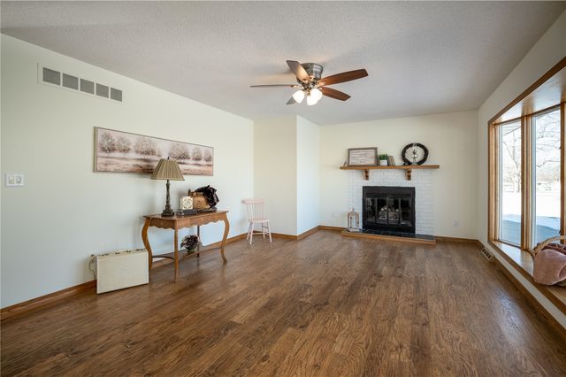 1402 E 3rd Street, Vinton, IA 52349