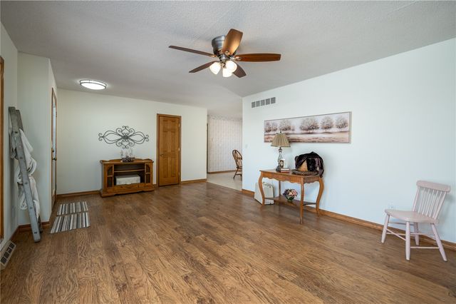 1402 E 3rd Street, Vinton, IA 52349