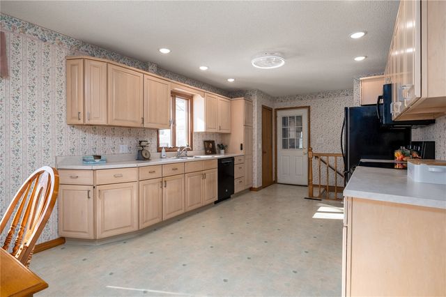 1402 E 3rd Street, Vinton, IA 52349