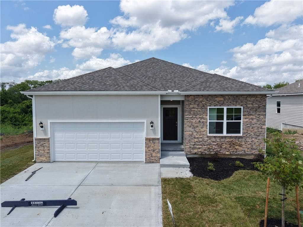 2202 Creek View Lane, Raymore, MO 64083