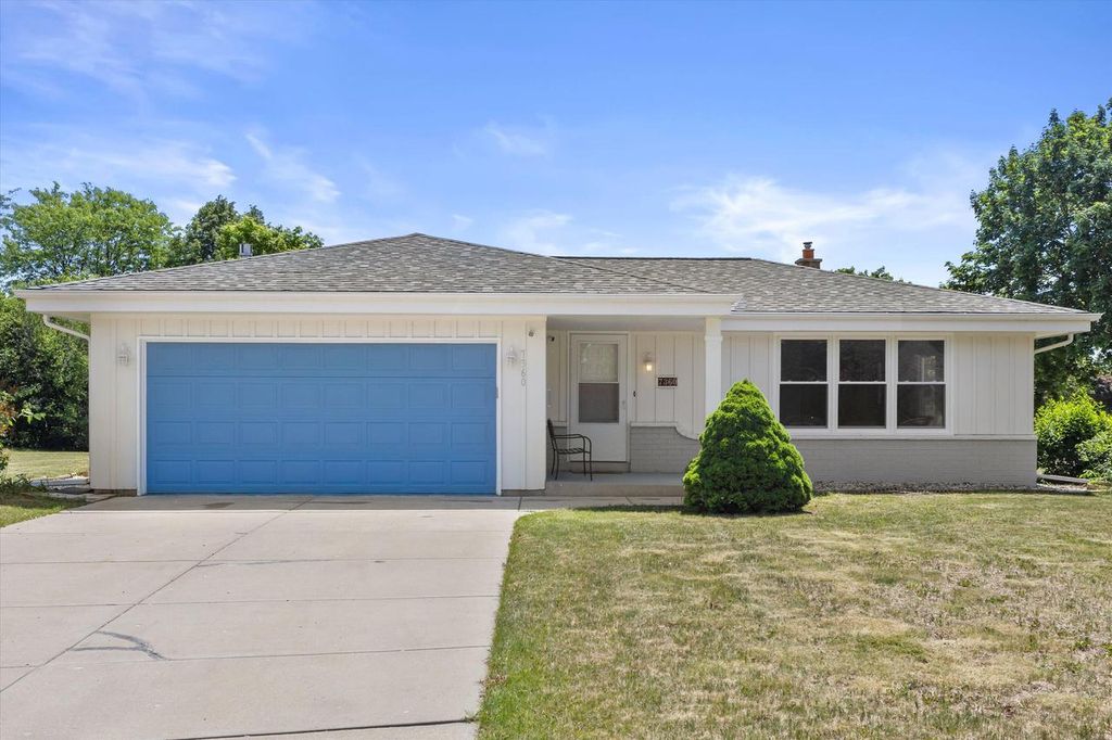 7360 W Brunn DRIVE, Franklin, WI 53132