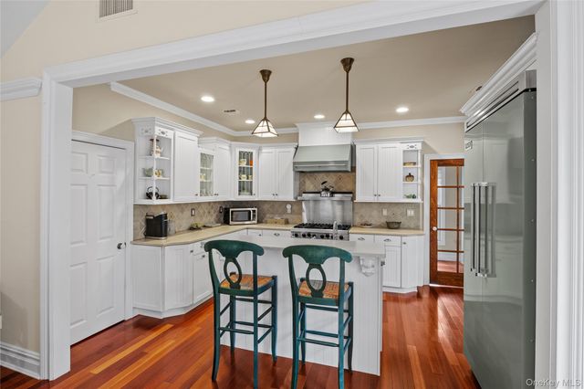 150 Quaker Path, Setauket, NY 11733