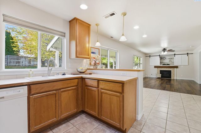 3731 Van Ct, West Richland, WA 99353