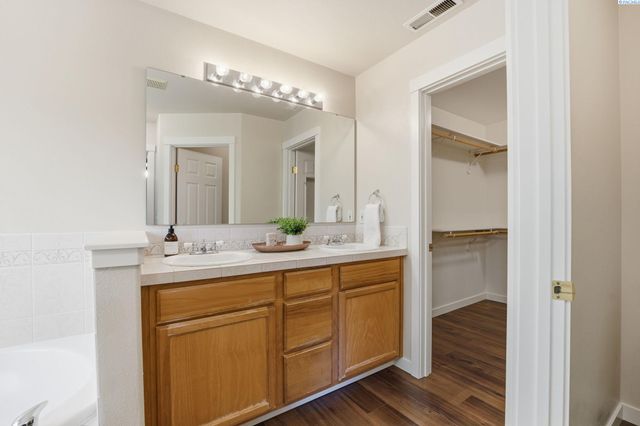 3731 Van Ct, West Richland, WA 99353