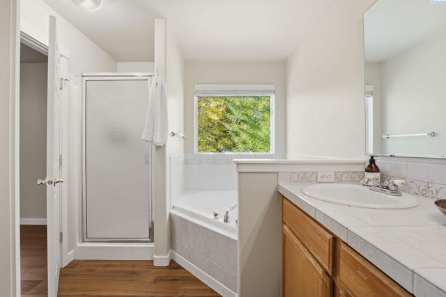 3731 Van Ct, West Richland, WA 99353