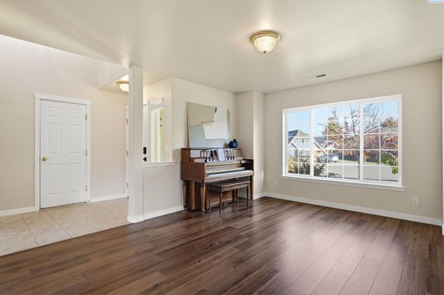 3731 Van Ct, West Richland, WA 99353