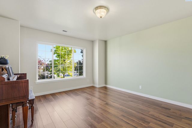 3731 Van Ct, West Richland, WA 99353