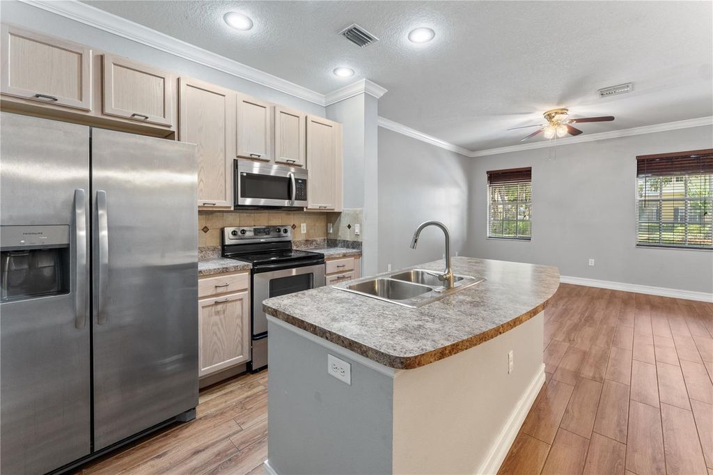 Image 9 of property listing at 14017 CITRUS CREST CIRCLE, Tampa, FL 33625