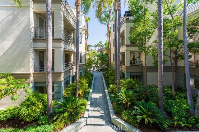 2233 Martin 202, Irvine, CA 92612