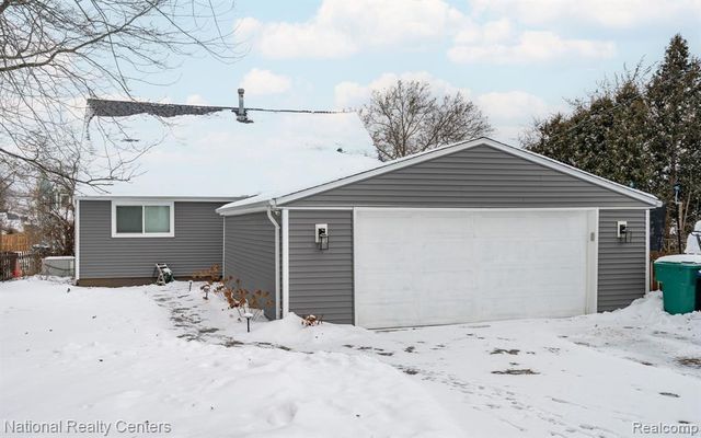 1390 Bamford Drive, Waterford, MI 48328