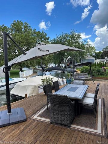 1390 Bamford Drive, Waterford, MI 48328