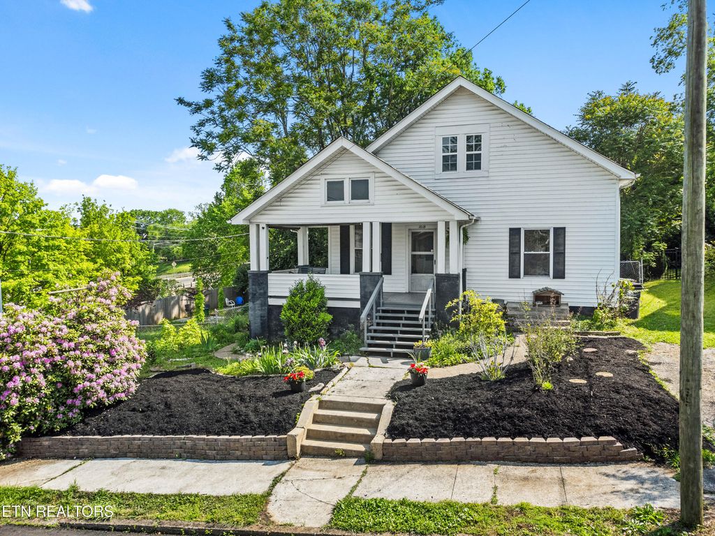 1018 NE Thompson Place, Knoxville, TN 37917