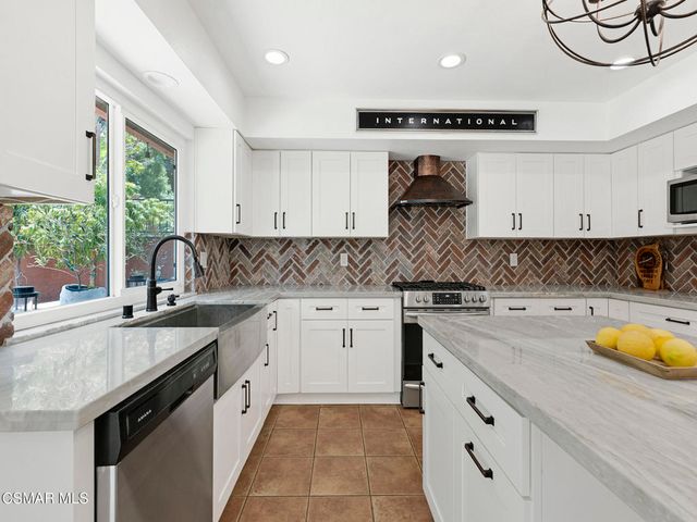 282 Hunters Point Drive, Thousand Oaks, CA 91361