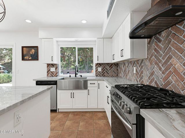 282 Hunters Point Drive, Thousand Oaks, CA 91361