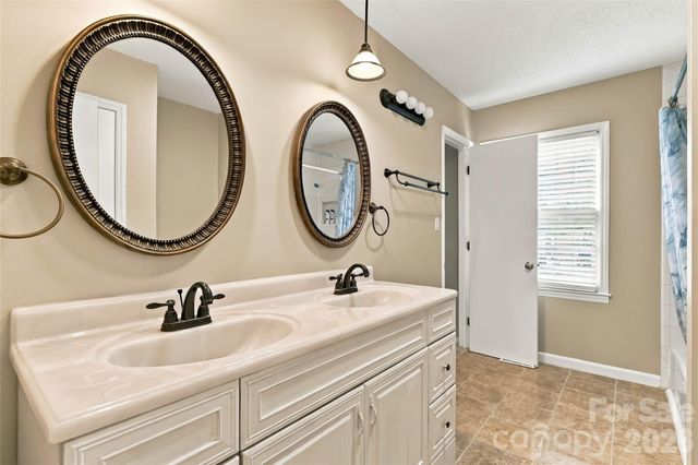 2711 Johnny Reb Lane, Charlotte, NC 28273