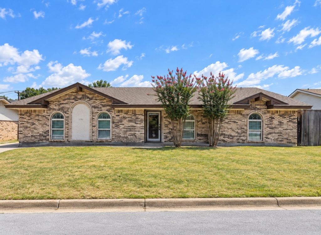 2001 San Jacinto Drive, Arlington, TX 76012 — exterior