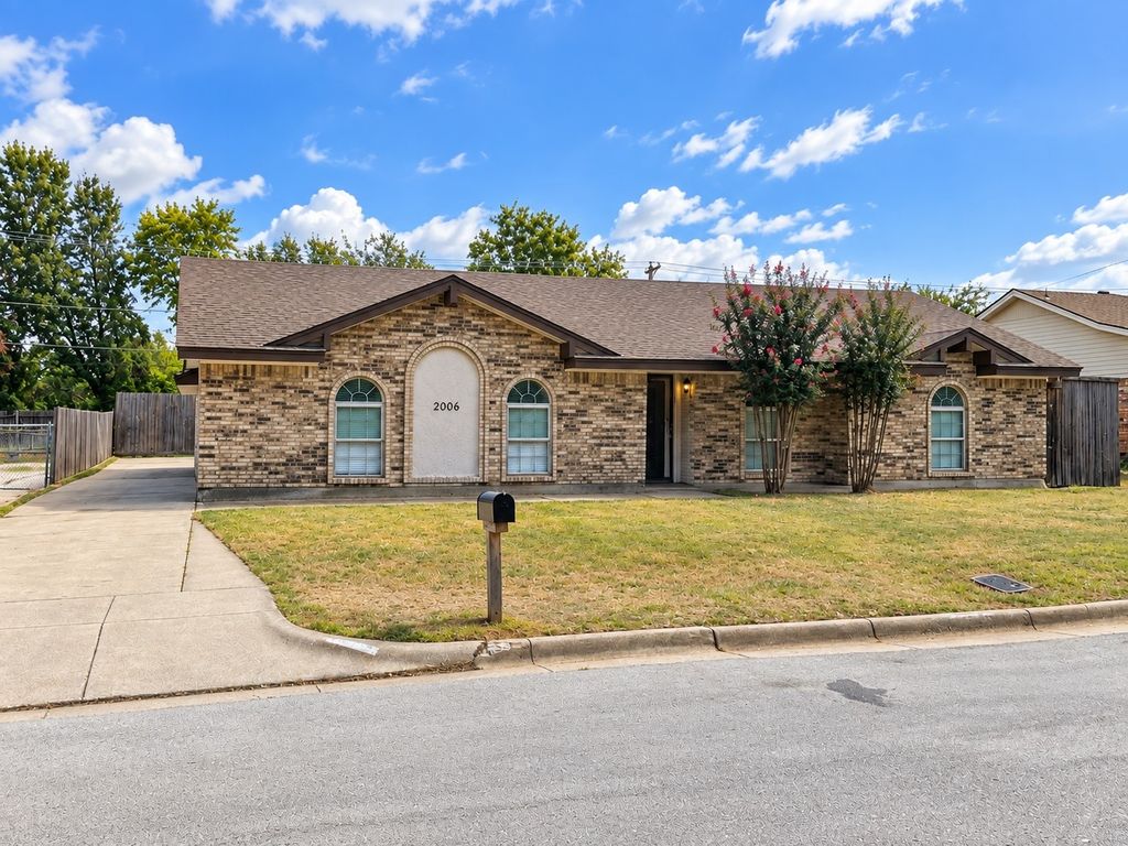 2001 San Jacinto Drive, Arlington, TX 76012 — exterior