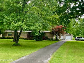 476 W Jackson Ave, Spring City, TN 37381