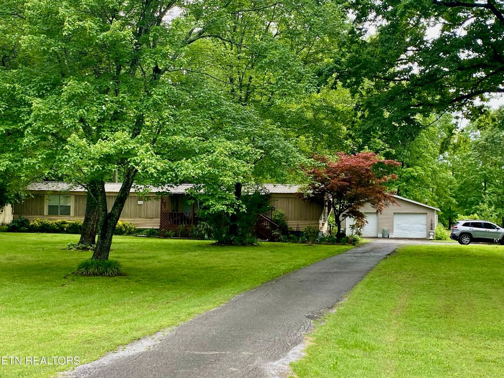 476 W Jackson Ave, Spring City, TN 37381
