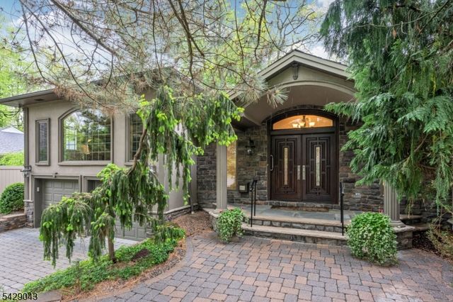 31 Sherwood Dr, Hillsdale Boro, NJ 07642