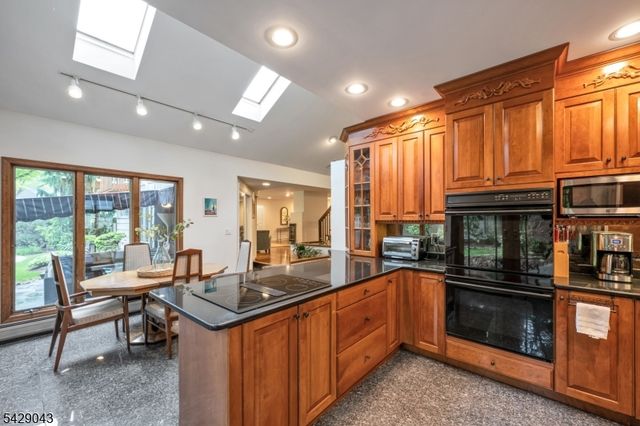 31 Sherwood Dr, Hillsdale Boro, NJ 07642