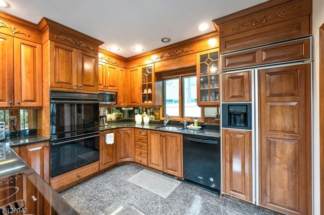 31 Sherwood Dr, Hillsdale Boro, NJ 07642