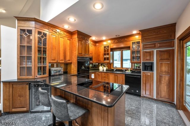 31 Sherwood Dr, Hillsdale Boro, NJ 07642