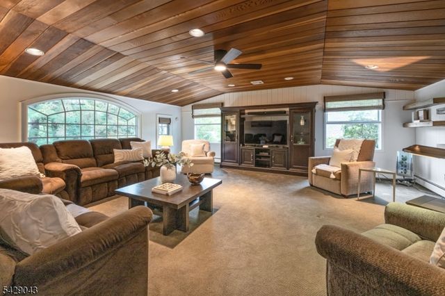 31 Sherwood Dr, Hillsdale Boro, NJ 07642