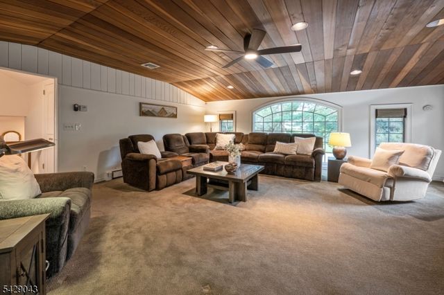 31 Sherwood Dr, Hillsdale Boro, NJ 07642
