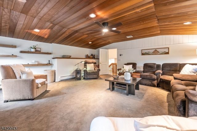 31 Sherwood Dr, Hillsdale Boro, NJ 07642