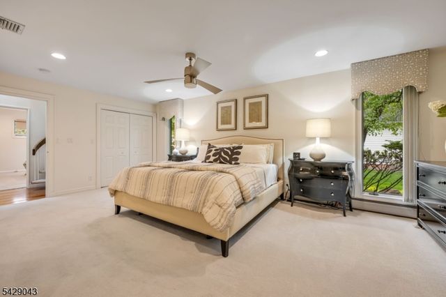 31 Sherwood Dr, Hillsdale Boro, NJ 07642