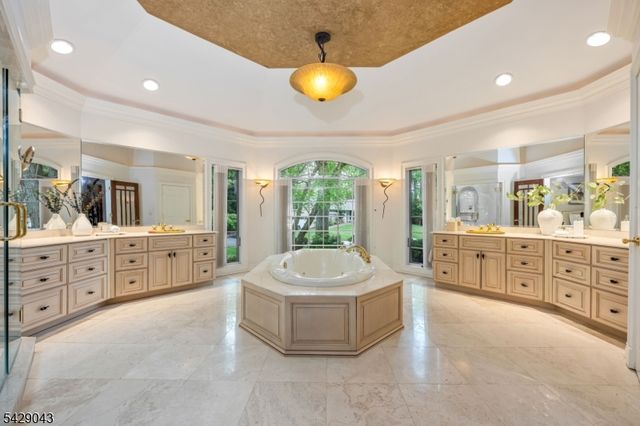 31 Sherwood Dr, Hillsdale Boro, NJ 07642