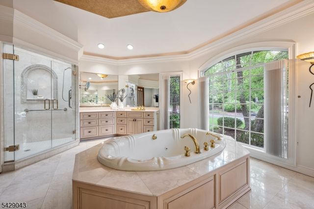 31 Sherwood Dr, Hillsdale Boro, NJ 07642