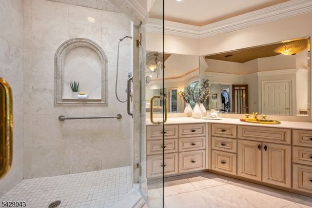 31 Sherwood Dr, Hillsdale Boro, NJ 07642