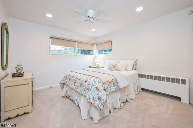 31 Sherwood Dr, Hillsdale Boro, NJ 07642