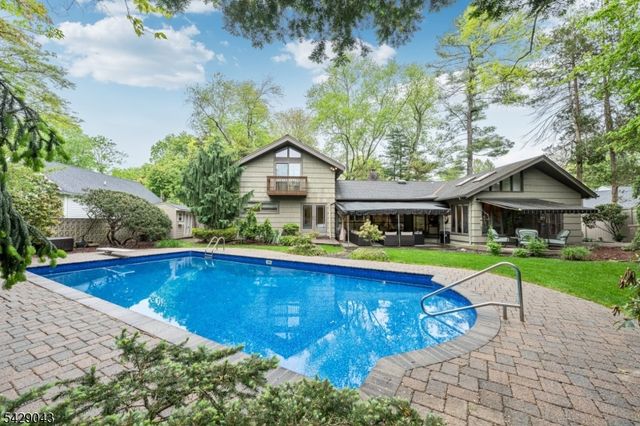 31 Sherwood Dr, Hillsdale Boro, NJ 07642