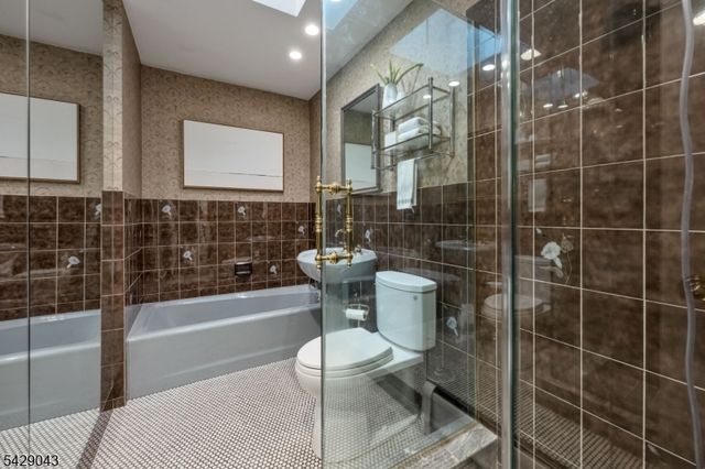 31 Sherwood Dr, Hillsdale Boro, NJ 07642