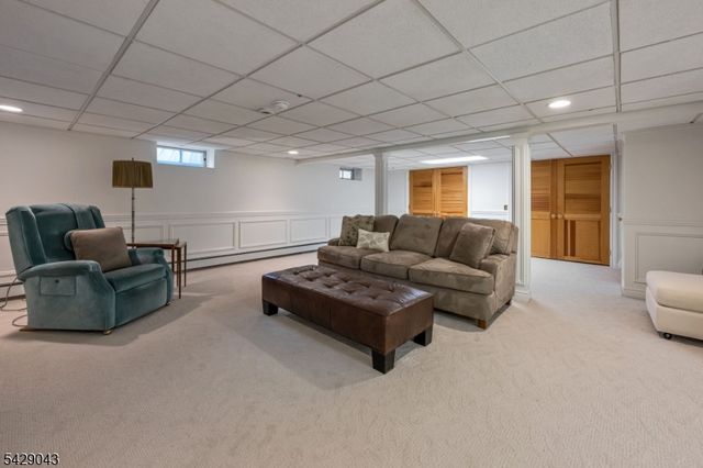 31 Sherwood Dr, Hillsdale Boro, NJ 07642
