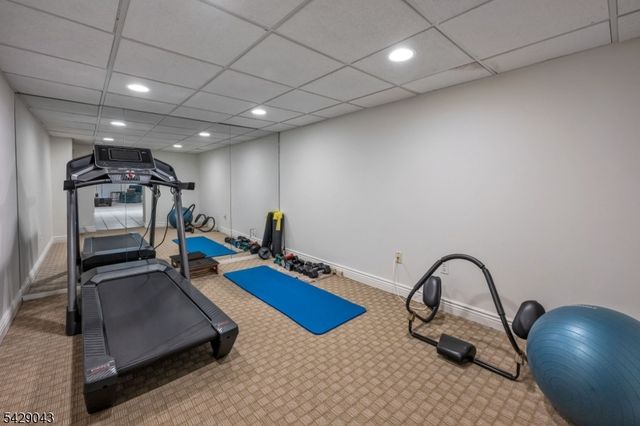 31 Sherwood Dr, Hillsdale Boro, NJ 07642