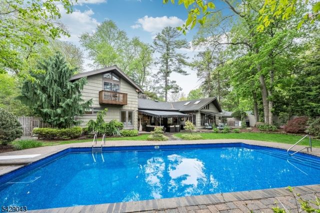 31 Sherwood Dr, Hillsdale Boro, NJ 07642