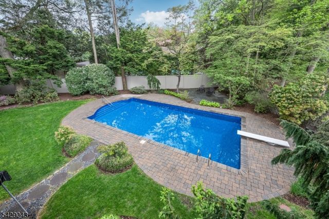 31 Sherwood Dr, Hillsdale Boro, NJ 07642