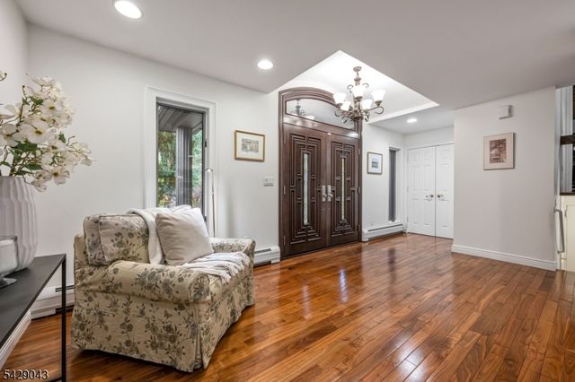 31 Sherwood Dr, Hillsdale Boro, NJ 07642