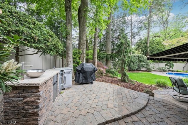 31 Sherwood Dr, Hillsdale Boro, NJ 07642