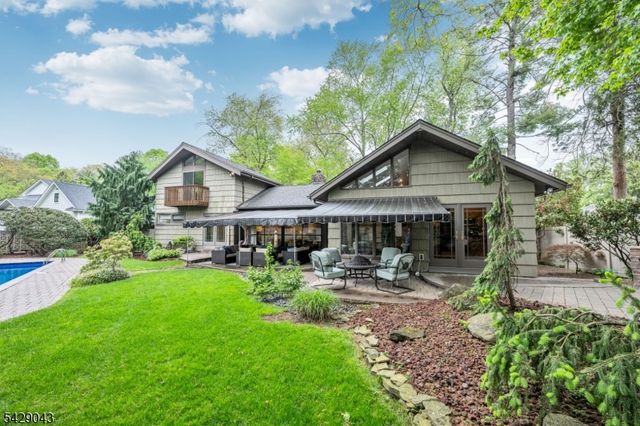 31 Sherwood Dr, Hillsdale Boro, NJ 07642
