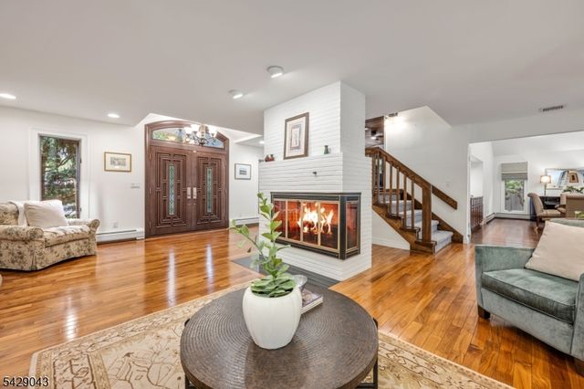 31 Sherwood Dr, Hillsdale Boro, NJ 07642