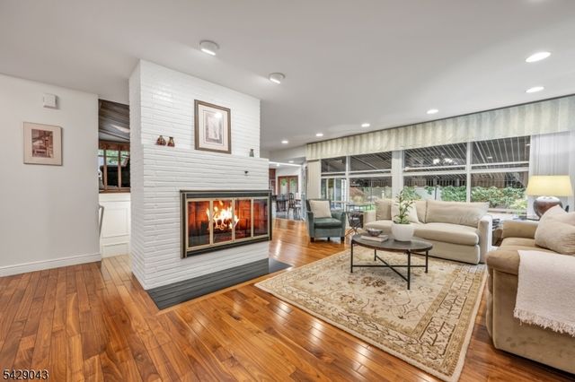 31 Sherwood Dr, Hillsdale Boro, NJ 07642