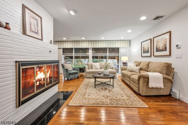 31 Sherwood Dr, Hillsdale Boro, NJ 07642