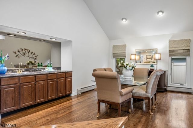 31 Sherwood Dr, Hillsdale Boro, NJ 07642