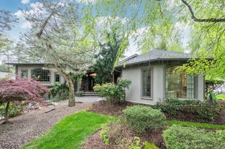 31 Sherwood Dr, Hillsdale Boro, NJ 07642